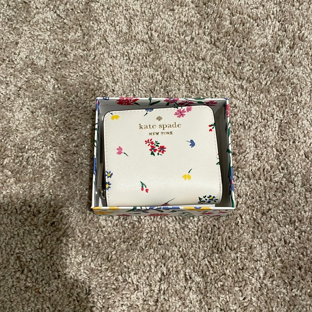 Kate spade Staci Garden Bouquet Boxed Small Bifold Wallet new never used